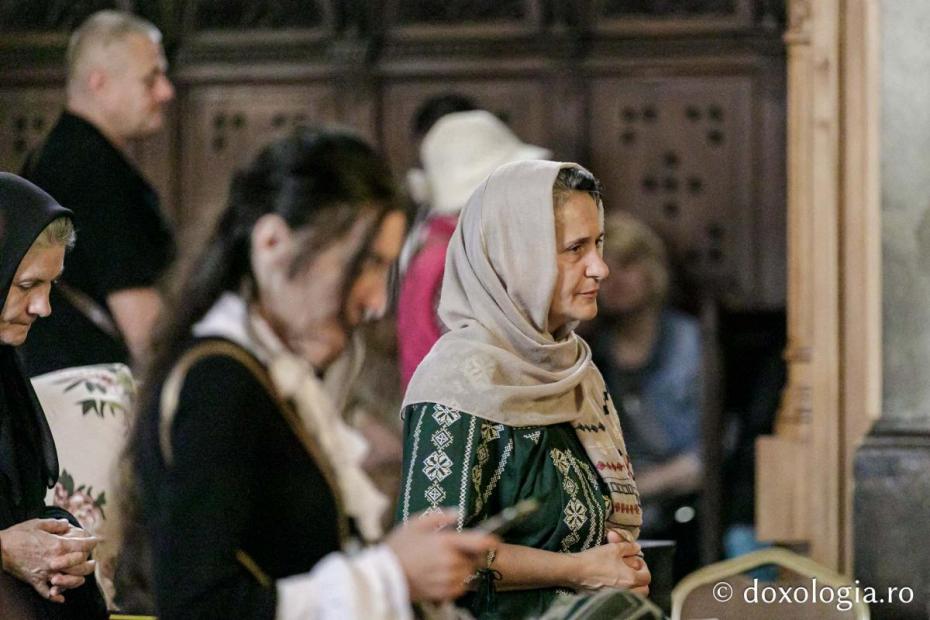Credincioși, participând la Sfânta Liturghie / Foto: Oana Nechifor