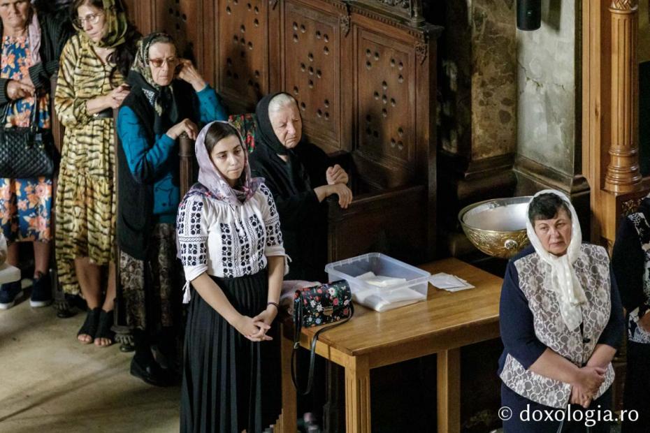 Credincioși, participând la Sfânta Liturghie / Foto: Oana Nechifor