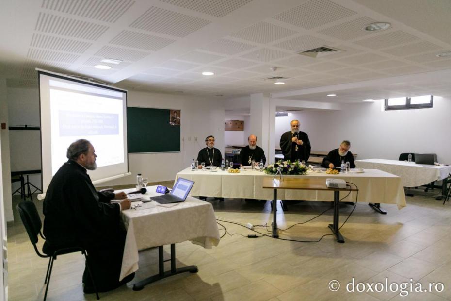 Pr. Marian Timofte, susținând teza de doctorat „Mănăstirea și Epitropia «Sfântul Spiridon» în perioada 1752-1948. Două veacuri de slujire misionară, filantropică și culturală” / Foto:  Pr. Silviu Cluci