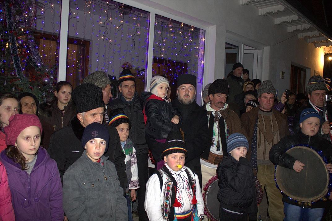 Dupa rugaciune mergem cu totii la casa parohiala unde ne bucuram de uratori