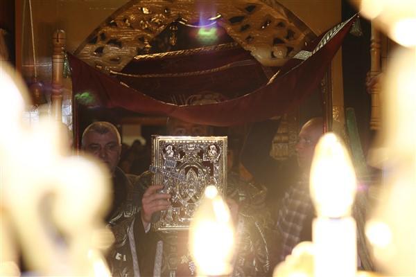 Intrarea în biserică după ce se iese cu Sfântul Aer afară