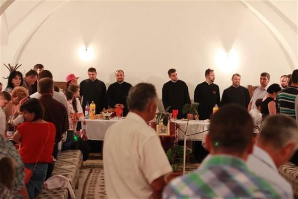 După slujbă, are loc o agapă creștină atât pentru preoți cât și pentru enoriași