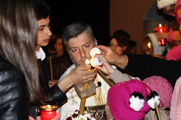 Credincioșii iau lumină de la Ierusalim