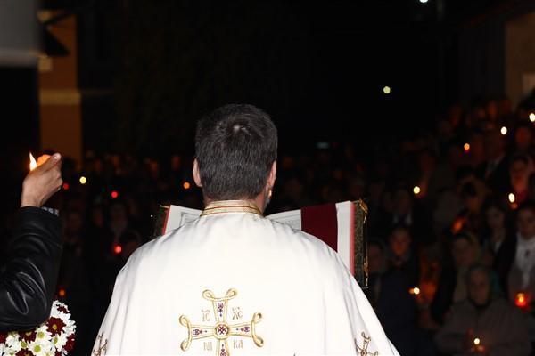 O mică parte a slujbei are loc afară