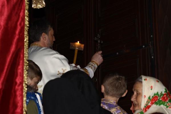 După ce preotul împarte lumina și facem înconjurul Bisericii, slujba va continua în Biserică până la sfârșit