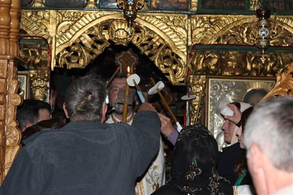 Lumina Învierii împărțită oamenilor