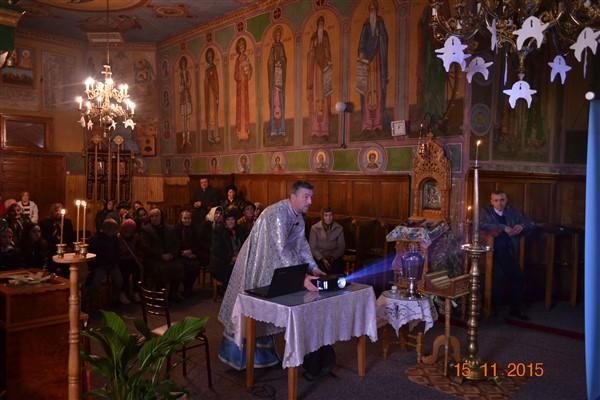 În loc de predica, preotul a montat un video-proiector și le-a arătat oamenilor un filmuleț despre Pilda samariteanului milostiv