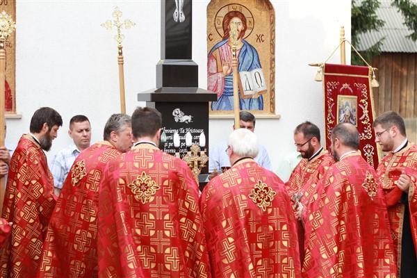Slujba oficiată la altarul de vară