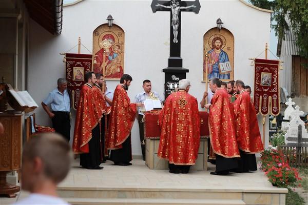 Slujba oficiată la altarul de vară