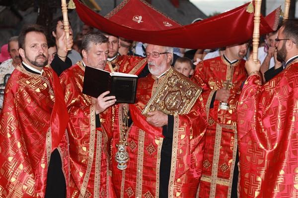 Preoții aflați în fața creștinilor pentru a face înconjurul bisericii