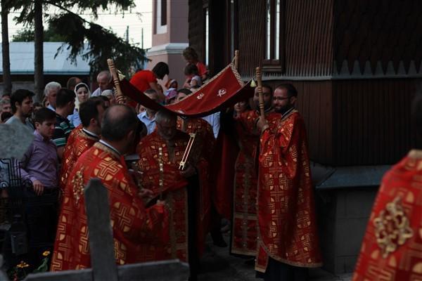 Înconjurul bisericii