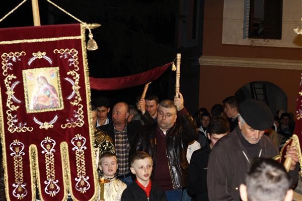 Enoriașii cu preotul în frunte fac înconjurul bisericii