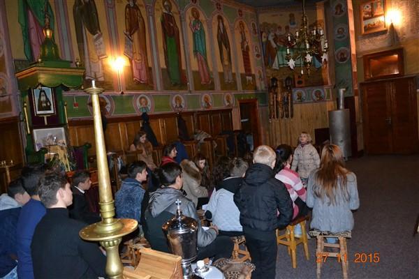 Într-o mică pauză de la cântat, micuța Marta ne spune o poezioară