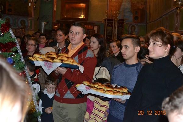 La sfârșit colindătorii au primit câte o mandarină, bombonică și plăcintă ca răsplată