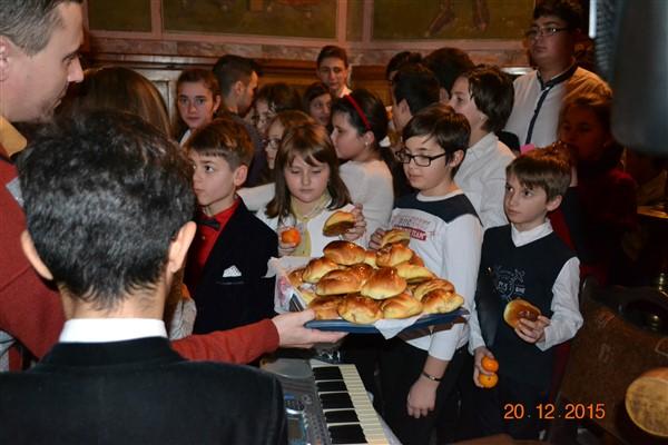 La sfârșit colindătorii au primit câte o mandarină, bombonică și plăcintă ca răsplată