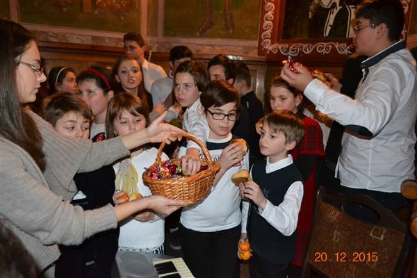 La sfârșit colindătorii au primit câte o mandarină, bombonică și plăcintă ca răsplată