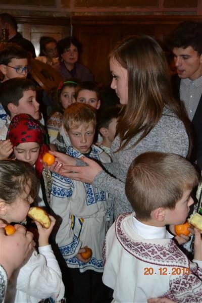 La sfârșit colindătorii au primit câte o mandarină, bombonică și plăcintă ca răsplată