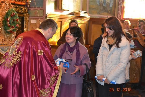 Moș Crăciun nu i-a uitat nici pe cei care au grijă de copii și îi învață cum să pornească în lume Moș Crăciun nu i-a uitat nici pe cei care au grijă de copii și îi învață cum să pornească în lume