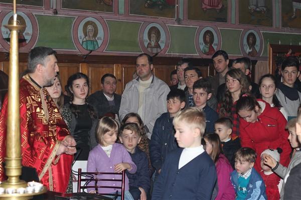 Tinerii din grupul de cateheză al bisericii condamnă avortul
