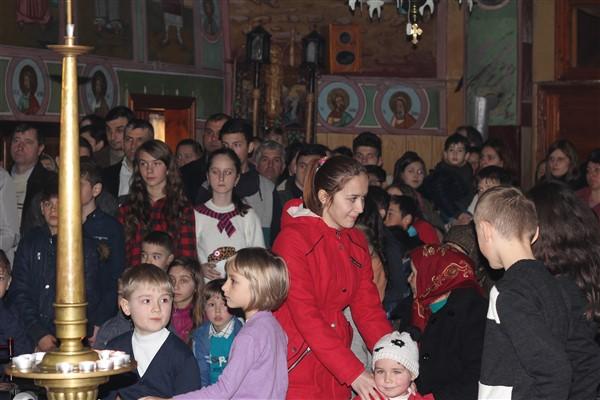 Tinerii din grupul de cateheză al bisericii