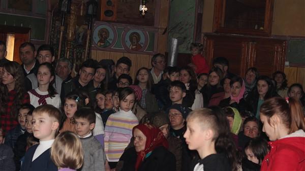 Tinerii din grupul de cateheză al bisericii