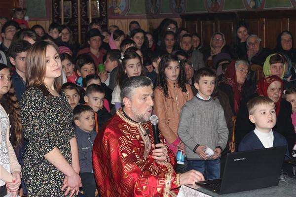 Preotul și copiii din grupul de cateheză