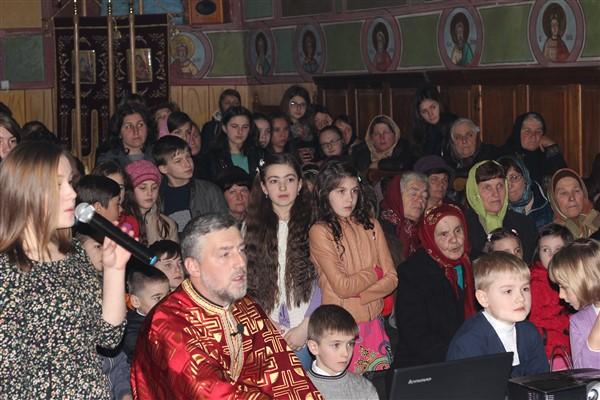 Tinerii din grupul de cateheză al bisericii