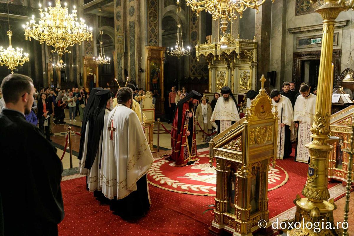 Slujba Privegherii în cinstea Acoperământului Maicii Domnului/ Foto: pr. Silviu Cluci