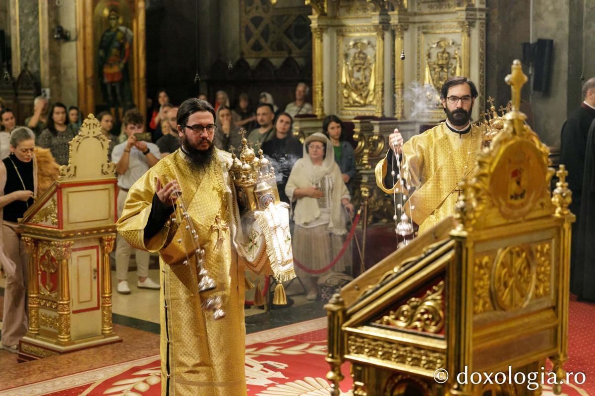 Slujba Privegherii în cinstea Acoperământului Maicii Domnului/ Foto: pr. Silviu Cluci
