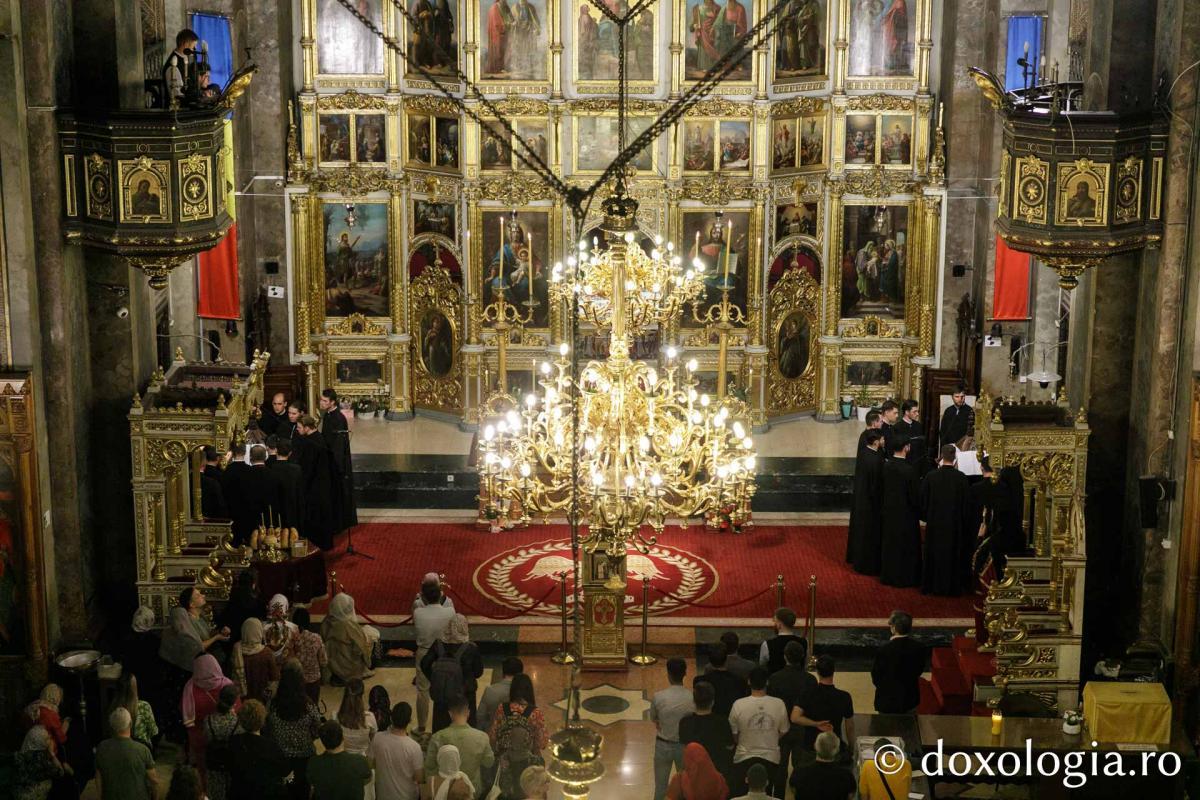 Slujba Privegherii în cinstea Acoperământului Maicii Domnului/ Foto: pr. Silviu Cluci