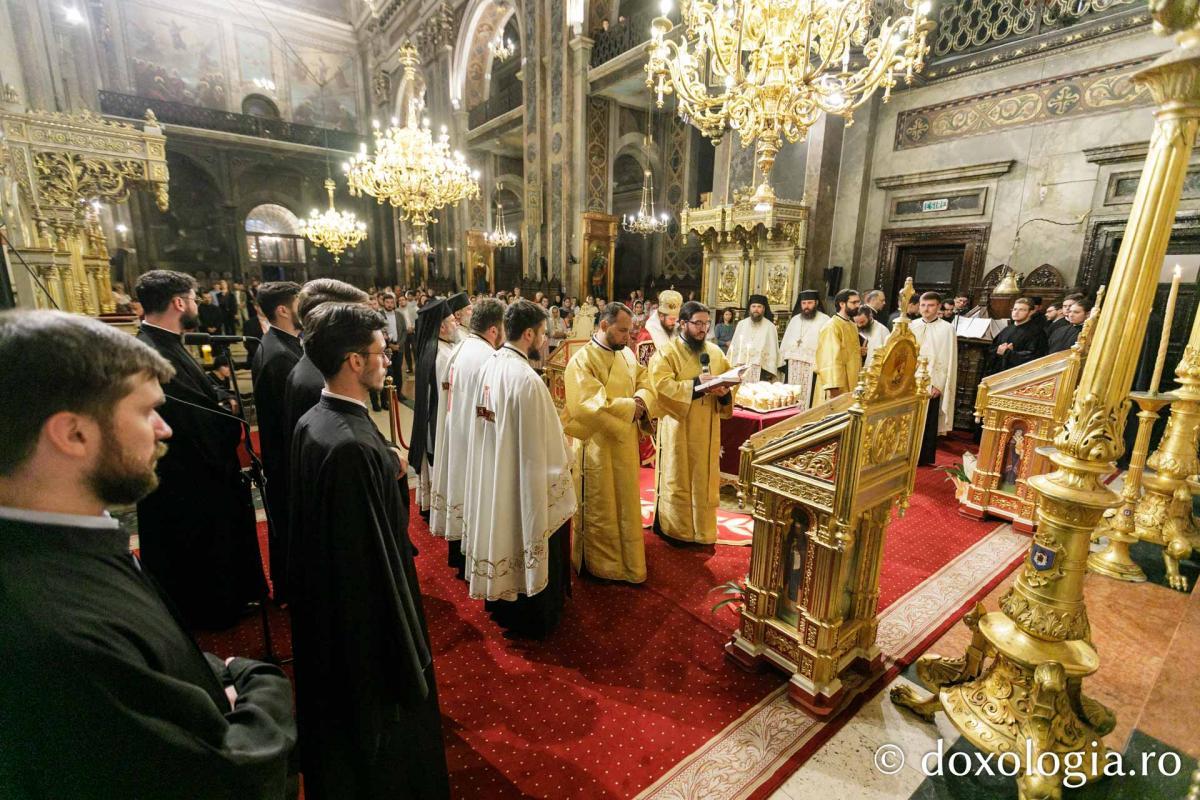 Slujba Privegherii în cinstea Acoperământului Maicii Domnului/ Foto: pr. Silviu Cluci