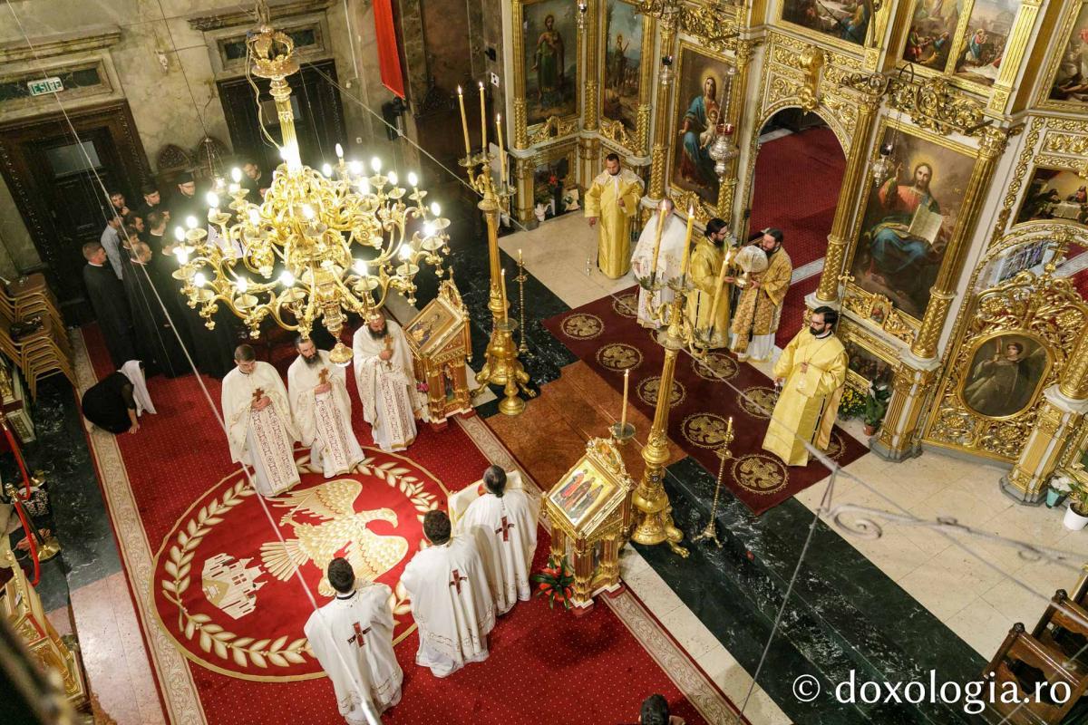 Slujba Privegherii în cinstea Acoperământului Maicii Domnului/ Foto: pr. Silviu Cluci